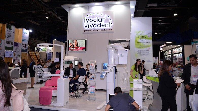 Además de múltiples materiales y productos propios, Ivoclar Vivadent presentó también equipos como el tomógrafo ProMax de Planmeca o el Implantmed de W&H, marcas que distribuye en México.