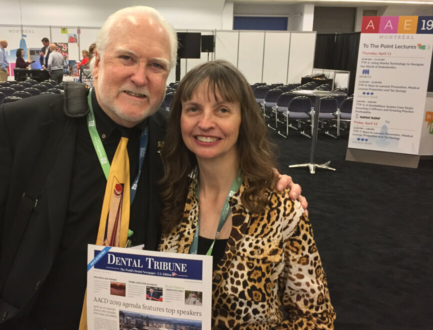 Dr. C. John Munce, left and Marianne Munce visit the Dental Tribune America booth at AAE19. (Photo: Fred Michmershuizen/Dental Tribune America)