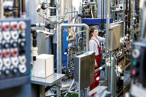 Fig. 3: Employees at the chemical synthesis plant of 3M in Seefeld.