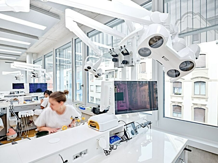 The dentists and dental technicians of tomorrow are trained in the simulation laboratory.