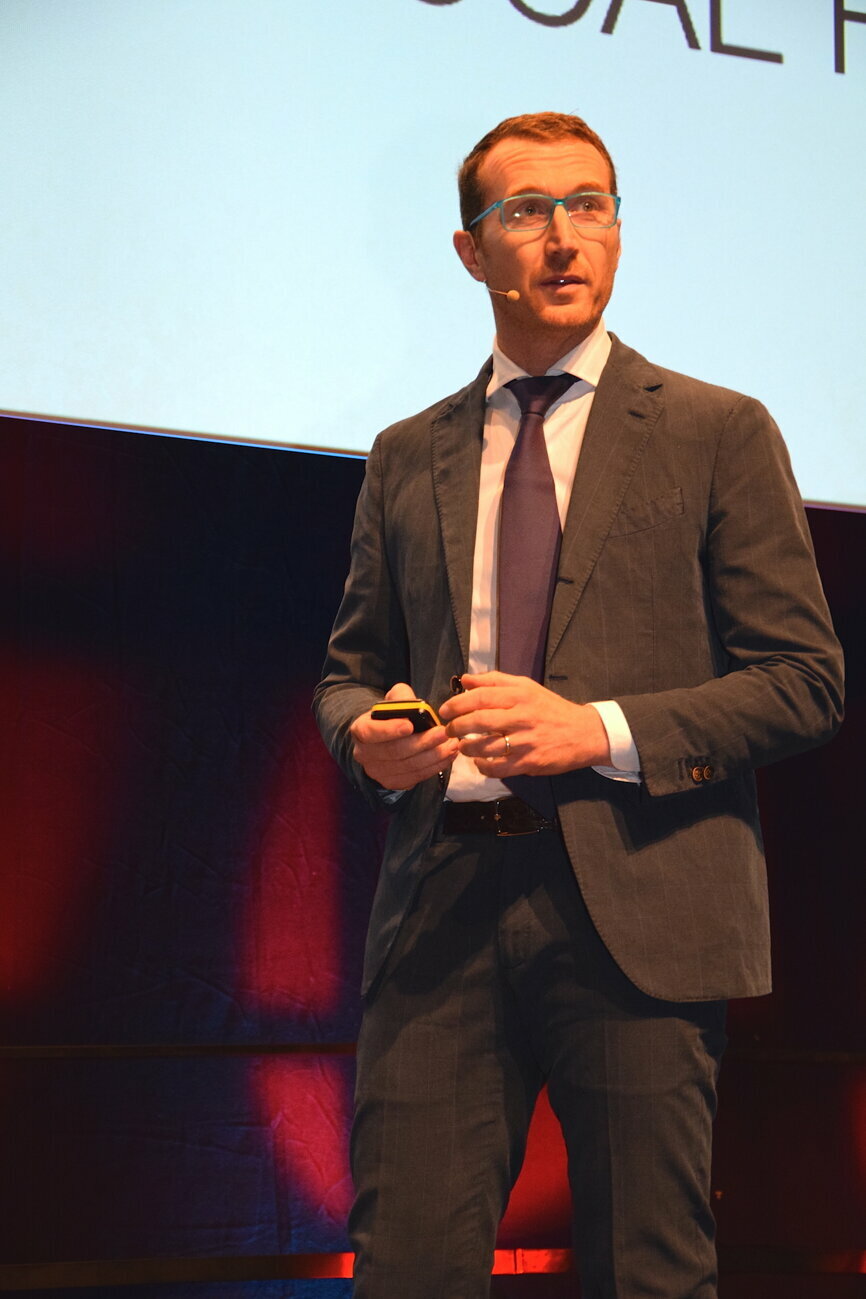 Dr Luca De Stavola presented his lecture titled “Navigation: the next revolution in implantology” in front of hundreds of EAO congress attendees at the Nobel Biocare session. (Photograph: Monique Mehler, DTI)