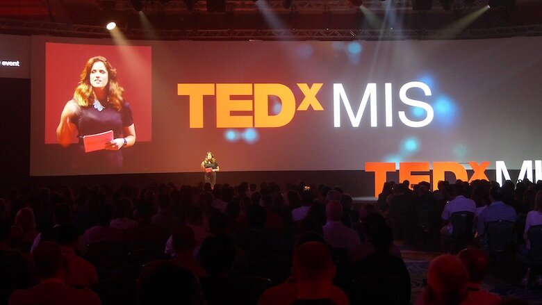 La actriz, modelo y presentadora de la televisión israelí Noa Tishby fue la maestra de ceremonias de las Sesiones TEDxMIS.