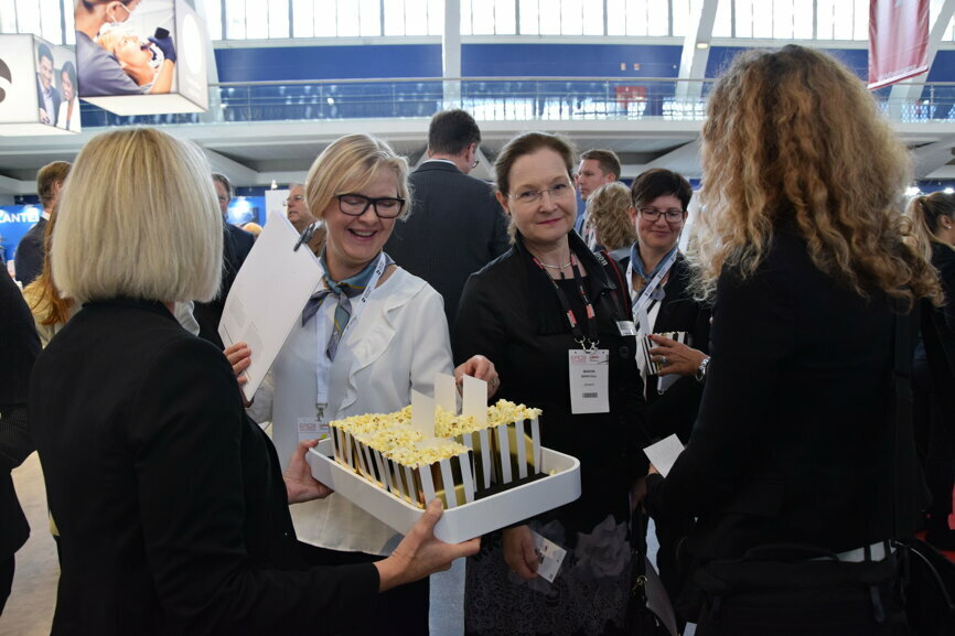 Attendees were given popcorn prior to watching a short product video about the Astra Tech Implant System EV. (Photograph: Franziska Beier, DTI)