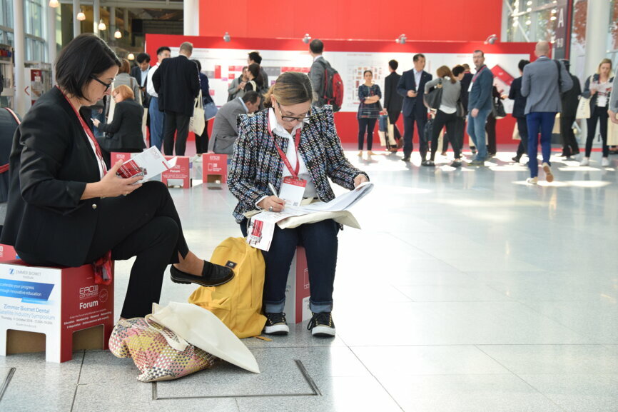 The main foyer at the Messe Wien Exhibition Congress Center offers space to relax, read and network. (Photograph: Monique Mehler, DTI)