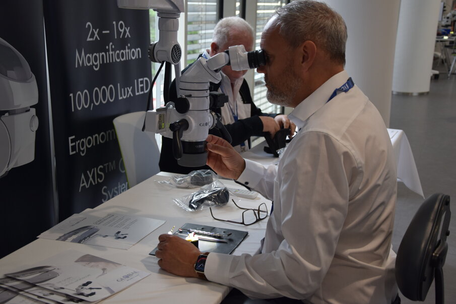 Attendees of ROOTS SUMMIT 2022 were able to test the Axis dental microscope with high magnification (Global Surgical Corp.).