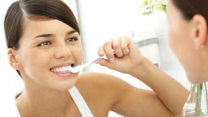 שמירה על בריאות שיניים עוזרת לשמור על מראה צעיר