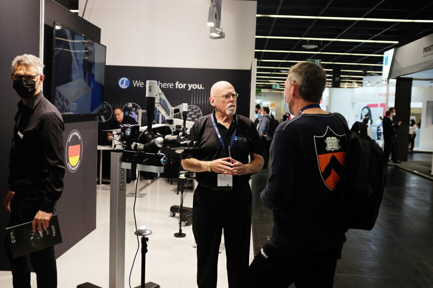 In-depth discussions on the show floor. (Image: Dental Tribune International)
