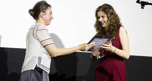 The current president of Sofia Dental Meeting, Dr Nelly Nikolova (left), presenting the award for student case to Tsvetelina Stoyanova (right).