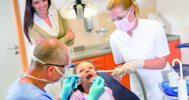 手套引起的接触性过敏：牙科中不断增长的问题
