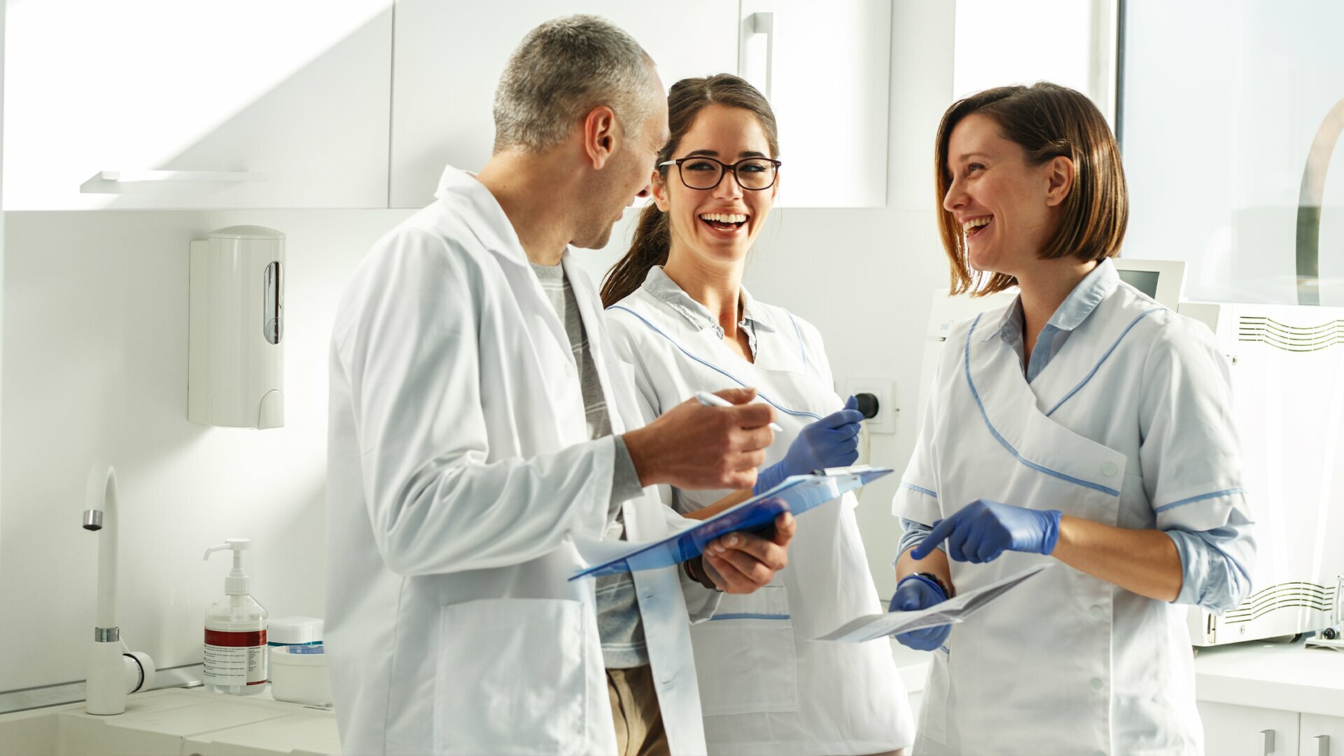 Noi perspective asupra parodontitei: o aducere la zi destinată tuturor practicienilor despre Clasificarea bolilor parodontale și periimplantare din 2018 și despre recentele Ghiduri de practică clinică ale EFP.