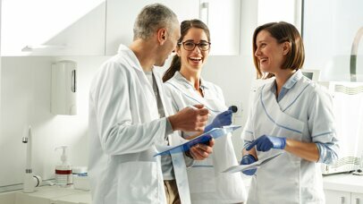 Noi perspective asupra parodontitei: o aducere la zi destinată tuturor practicienilor despre Clasificarea bolilor parodontale și periimplantare din 2018 și despre recentele Ghiduri de practică clinică ale EFP.