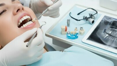 Integrarea sănătății parodontale și a preciziei protetice pentru succesul pe  termen lung