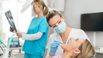 Biomateriais na rotina do clínico geral: estratégias simples que evitam grandes reconstruções ósseas.