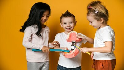 Come possono gli adolescenti mantenere un sorriso brillante e denti sani?