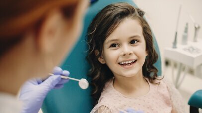 Endodoncja – czy i jak leczyć endodontycznie zęby mleczne