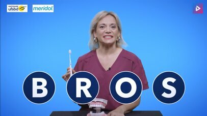 La technique de brossage avec notre brosse à dents spécifique en cas de problèmes de gencives.