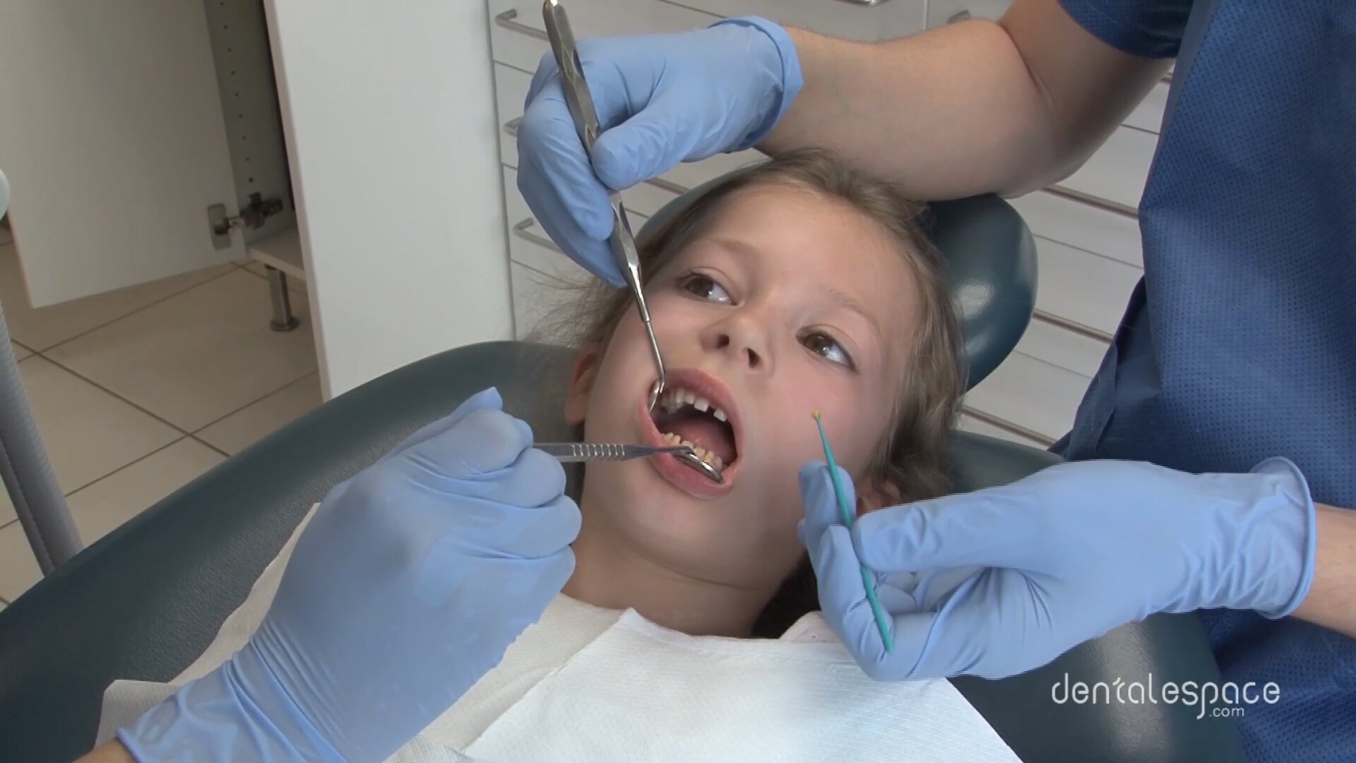 Comment poser un vernis fluoré au fauteuil?